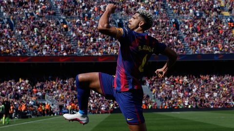 HLV Flick 'nắn gân' tiền vệ Barca sau phản ứng thái quá